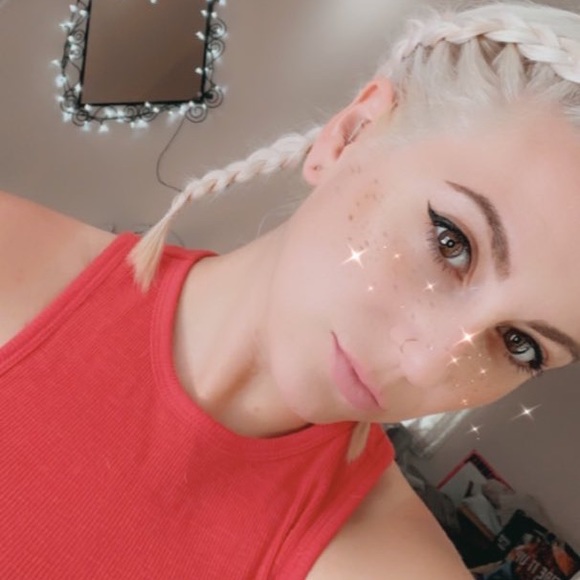 Meet your Posher, Caitlin - Picture 2 of 11